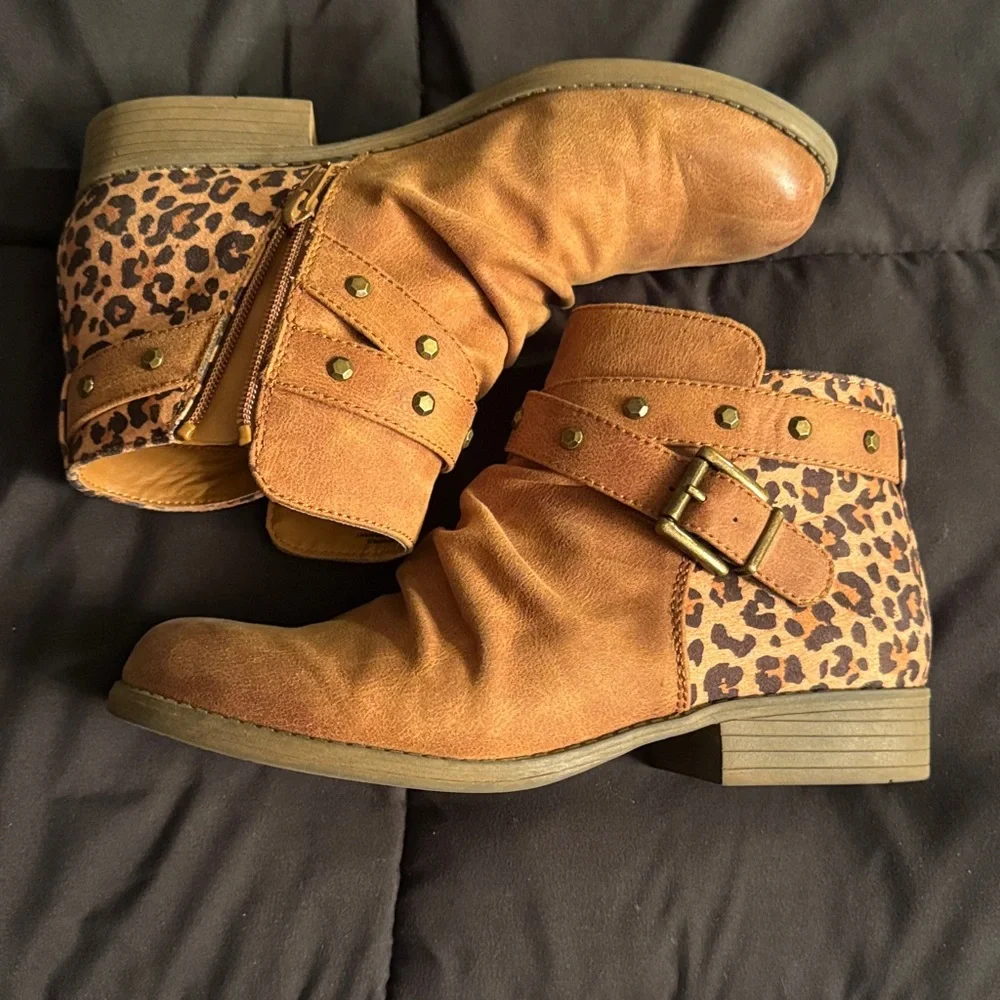 Stylish Tan and Leopard ladies 8.5 boots - Picture 2 of 5